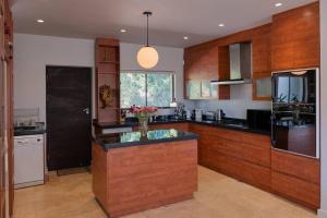 Camps Bay villa with swimming pool & solar power, 15 minute walk to the beach!