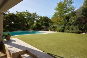 Camps Bay villa with swimming pool & solar power, 15 minute walk to the beach!