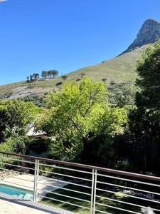 Camps Bay villa with swimming pool & solar power, 15 minute walk to the beach!