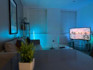 Two-Bedroom Apartment room in Zen Living Birmingham City Centre Apartment with Kitchen and Secure Parking Perfect for 2-4 Contractors or Family Accepting Long Term Bookings Low Rates