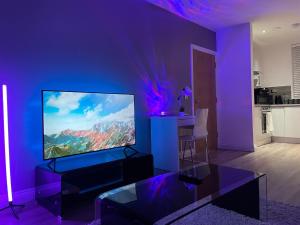 Two-Bedroom Apartment room in Zen Living Birmingham City Centre Apartment with Kitchen and Secure Parking Perfect for 2-4 Contractors or Family Accepting Long Term Bookings Low Rates