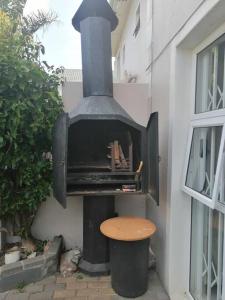 Lovely 2 bed in a secure complex with BBQ area