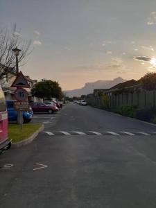 Lovely 2 bed in a secure complex with BBQ area