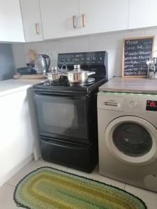 Lovely 2 bed in a secure complex with BBQ area