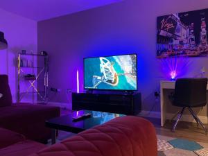 Two-Bedroom Apartment room in Zen Living Birmingham City Centre Apartment with Kitchen and Secure Parking Perfect for 2-4 Contractors or Family Accepting Long Term Bookings Low Rates