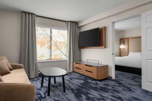 Extended King Room with Sofa Bed and Mountain View room in Wingate by Wyndham Helena