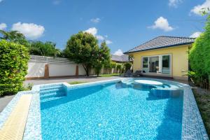 Family 3BR Villa Platinum, Private Pool, Gated Residence, in middle of Naiharn and Rawai Beach