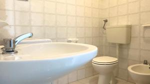 Fano, trilocale con portico a 30mt dal mare - F001