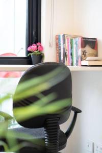 Central Brisbane 2BR Apt - Pool, Gym & Big Balcony M25