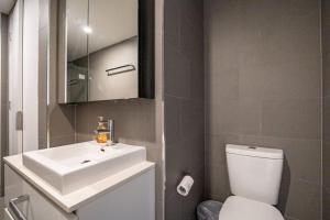 Central Brisbane 2BR Apt - Pool, Gym & Big Balcony M25