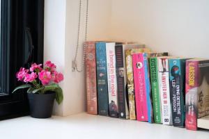 Central Brisbane 2BR Apt - Pool, Gym & Big Balcony M25