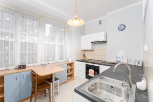 Mogilska Standard Apartment by BookingHost