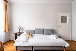 Mogilska Standard Apartment by BookingHost