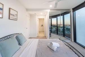 Central 2BR-2BA Resort-Style Retreat In Hamilton M21