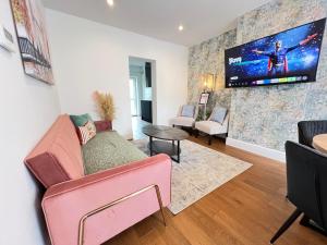 Stylish & Elegant 2-BR Flat In Greenwich London