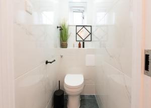 Stylish & Elegant 2-BR Flat In Greenwich London