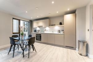 St Martins Place, Luxe Apartment in BMH Centre