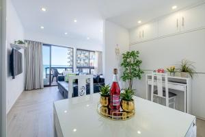 797 HOLIDAY RENTALS - Renovado apartamento con hermosas vistas