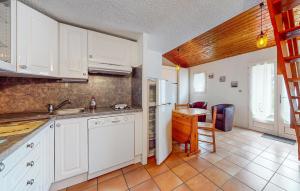 1 Bedroom Awesome Home In Vaux-Sur-Mer