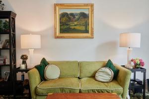 LOVELY CHELSEA APARTMENT in QUIET NEIGHBOURHOOD