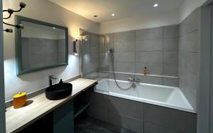 Sejours chez l'habitant Le Mas Magnan : Chambre Double avec Salle de Bains Privative