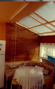 Chambre simple dans une maison