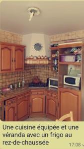 Chambre simple dans une maison