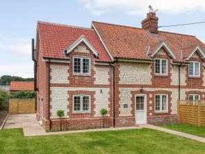 Sea Lavender Cottage-Uk11930