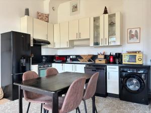 Appartements Les Douves Duplex 5 personnes lumineux avec jardin et terrasse amenagee , vue sur chateau a 5mn de la mer, proche Omaha Beach et Bayeux : photos des chambres