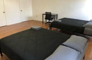 Large and private apartment that sleeps up to 10 people comfortably with direct NYC Manhattan train only 5 minute walk away