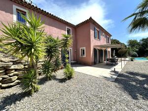 Villa Paloma pour 6 personnes avec piscine privée, à deux pas du Golf de Valcros, à La Londe-Les-Maures