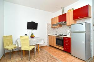 Cozy apartment with shared pool