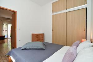 Cozy apartment with shared pool