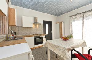 Bright studio apartment with pool view