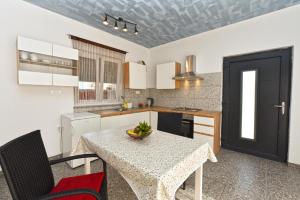 Bright studio apartment with pool view