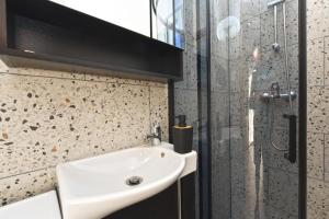 Bright studio apartment with pool view