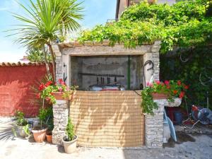 Bright studio apartment with pool view