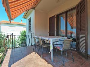 Bright apartment with garden and balcony 