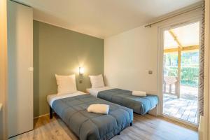Campings Camping 4 etoiles Les Fougeres : Mobile Home Premium 2 Chambres - 2 Salles de Bains (4 Personnes)