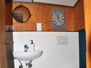 Apartment Chalet Fluegärtli by Interhome