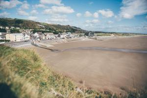 Tyr Ardd - An immaculate 2 bedroom bungalow close to the beach