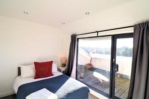 Maidenhead Stylish Three Bedroom Top Floor Apartment