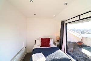 Maidenhead Stylish Three Bedroom Top Floor Apartment