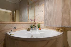 Suite with Spa Bath