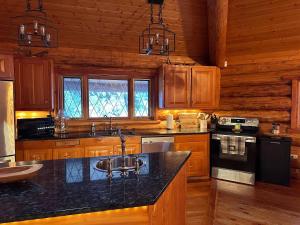 Ryders Lodge, Log Home in Edgewater, BC