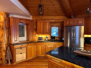Ryders Lodge, Log Home in Edgewater, BC