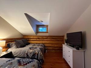 Ryders Lodge, Log Home in Edgewater, BC
