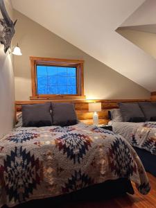 Ryders Lodge, Log Home in Edgewater, BC