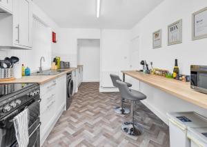 Elegant 3 Bedroom Detached House By Your Lettings Short Lets & Serviced Accommodation Peterborough With Free WiFi & Parking