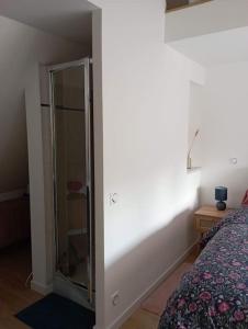 1 Chambre lit double dans petite maison indépendante, au calme